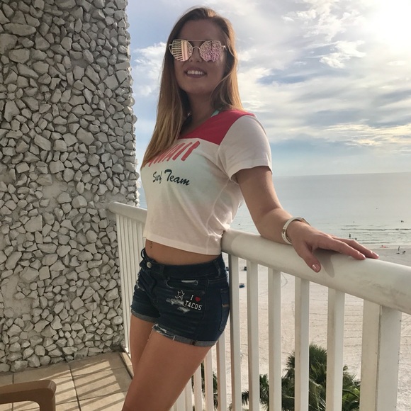 Welcome! Brand name, well taken care of clothing. - Picture 4 of 4